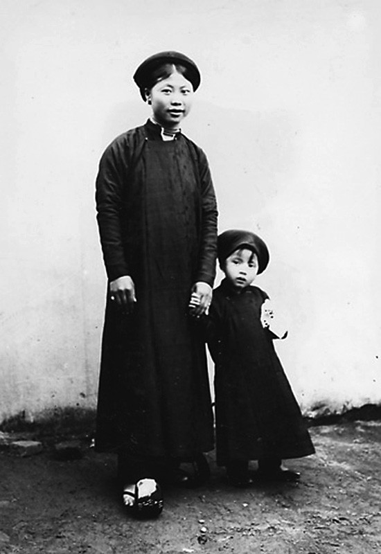 Hai mẹ con một viên thông ngôn thời kỳ 1919 - 1926.